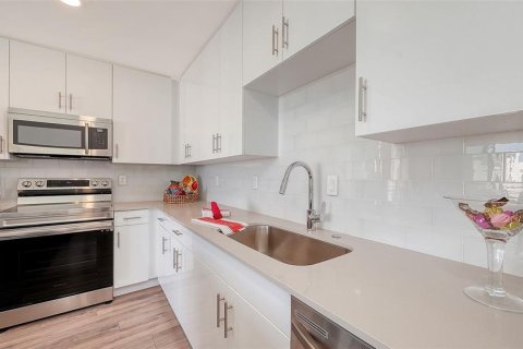 Condo in Sarasota, Florida, 2 bedrooms № 2094015 - photo 8