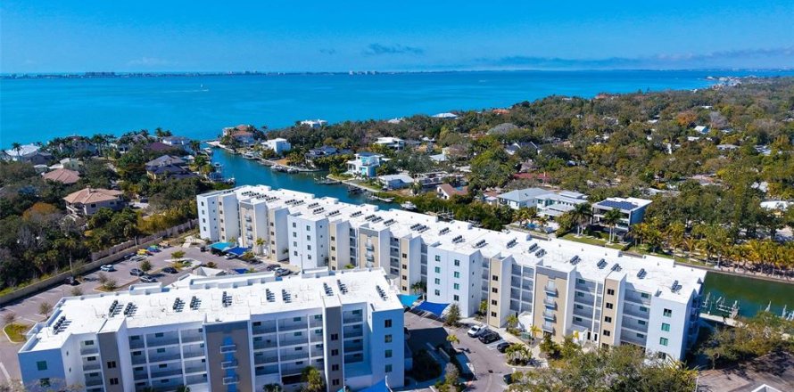 Condo in Sarasota, Florida, 2 bedrooms № 2094015