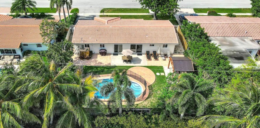 House in Lighthouse Point, Florida 4 bedrooms, 143.63 sq.m. № 1154589