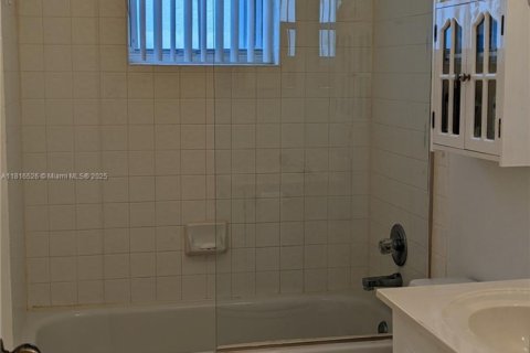 Villa ou maison à louer à Weston, Floride: 3 chambres, 133.78 m2 № 1936651 - photo 6