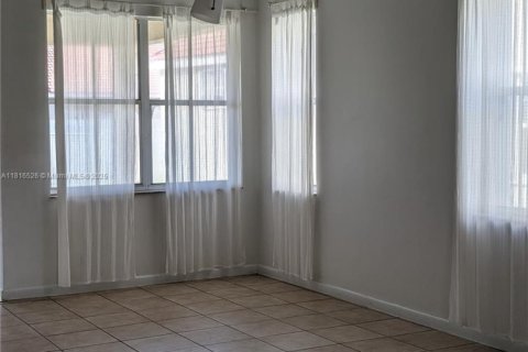 Villa ou maison à louer à Weston, Floride: 3 chambres, 133.78 m2 № 1936651 - photo 5