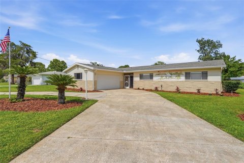 House in Crystal River, Florida 3 bedrooms, 166.48 sq.m. № 2233288
