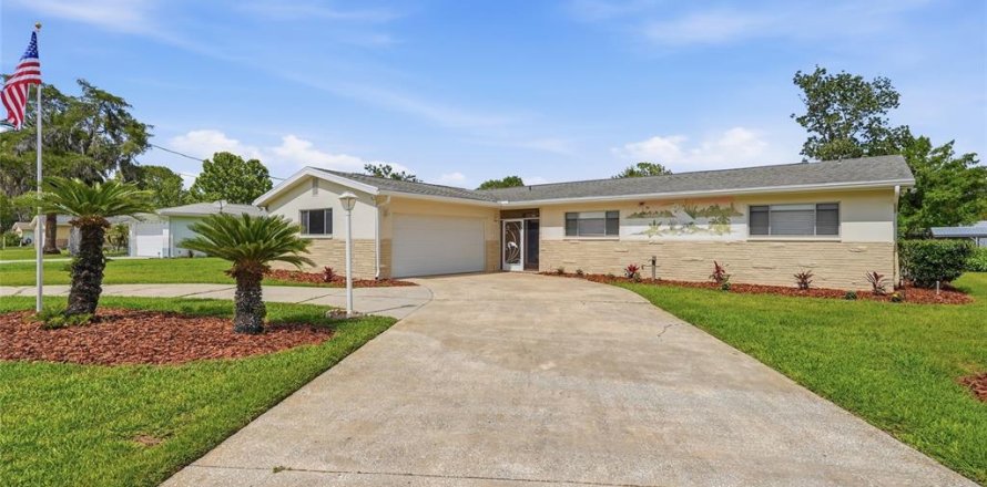 House in Crystal River, Florida 3 bedrooms, 166.48 sq.m. № 2233288