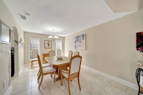 House in Pembroke Pines, Florida 4 bedrooms, 194.35 sq.m. № 1949550 - photo 15