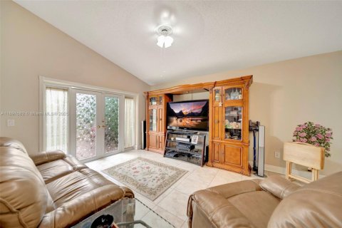 House in Pembroke Pines, Florida 4 bedrooms, 194.35 sq.m. № 1949550 - photo 23