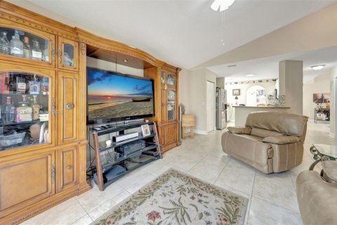 House in Pembroke Pines, Florida 4 bedrooms, 194.35 sq.m. № 1949550 - photo 24