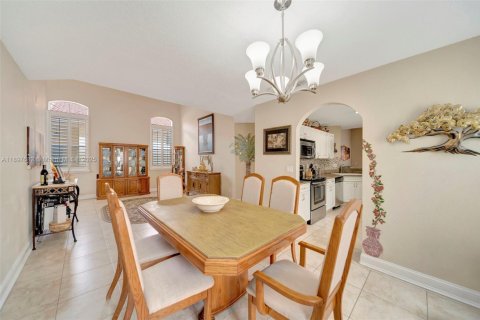 House in Pembroke Pines, Florida 4 bedrooms, 194.35 sq.m. № 1949550 - photo 16