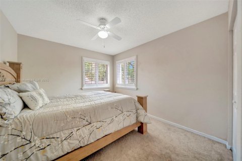 House in Pembroke Pines, Florida 4 bedrooms, 194.35 sq.m. № 1949550 - photo 30