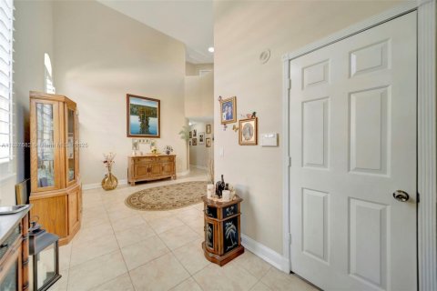 House in Pembroke Pines, Florida 4 bedrooms, 194.35 sq.m. № 1949550 - photo 11
