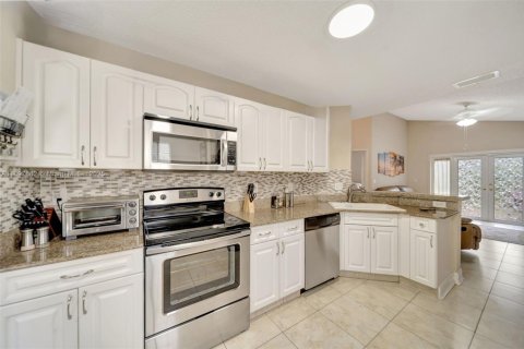 House in Pembroke Pines, Florida 4 bedrooms, 194.35 sq.m. № 1949550 - photo 4