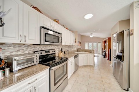 House in Pembroke Pines, Florida 4 bedrooms, 194.35 sq.m. № 1949550 - photo 17