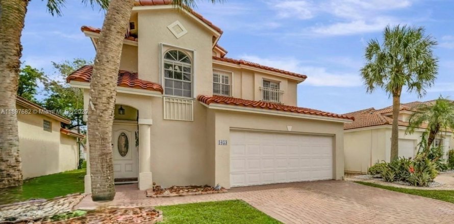 House in Pembroke Pines, Florida 4 bedrooms, 194.35 sq.m. № 1949550