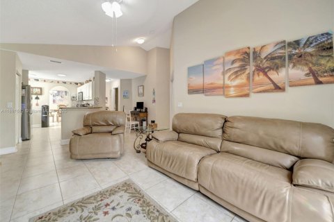 House in Pembroke Pines, Florida 4 bedrooms, 194.35 sq.m. № 1949550 - photo 20