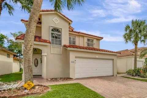 House in Pembroke Pines, Florida 4 bedrooms, 194.35 sq.m. № 1949550 - photo 9