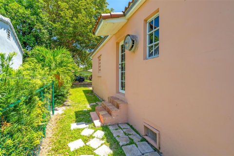 House in Coral Gables, Florida 2 bedrooms, 81.2 sq.m. № 1858676 - photo 25