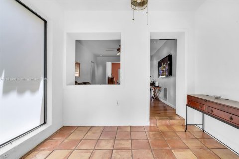 House in Coral Gables, Florida 2 bedrooms, 81.2 sq.m. № 1858676 - photo 15