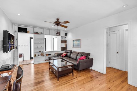 House in Coral Gables, Florida 2 bedrooms, 81.2 sq.m. № 1858676 - photo 3