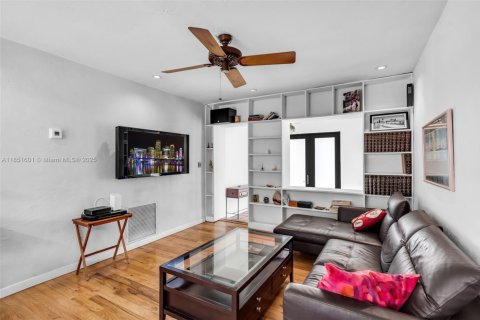 House in Coral Gables, Florida 2 bedrooms, 81.2 sq.m. № 1858676 - photo 13
