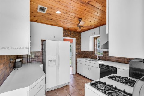 House in Coral Gables, Florida 2 bedrooms, 81.2 sq.m. № 1858676 - photo 20
