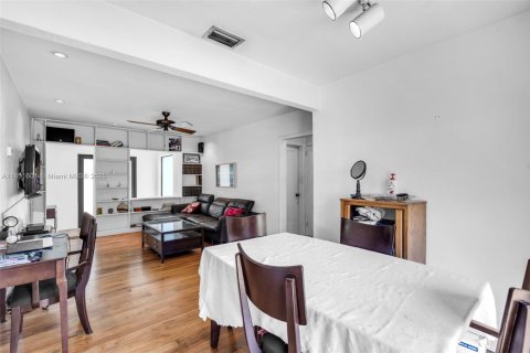 House in Coral Gables, Florida 2 bedrooms, 81.2 sq.m. № 1858676 - photo 14