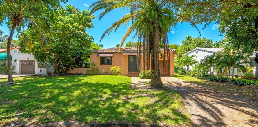 House in Coral Gables, Florida 2 bedrooms, 81.2 sq.m. № 1858676
