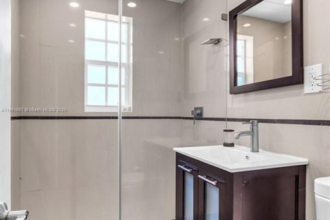 House in Coral Gables, Florida 2 bedrooms, 81.2 sq.m. № 1858676 - photo 21