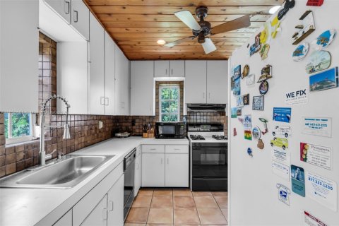 House in Coral Gables, Florida 2 bedrooms, 81.2 sq.m. № 1858676 - photo 5