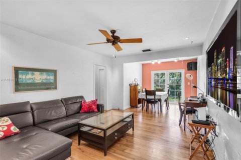 House in Coral Gables, Florida 2 bedrooms, 81.2 sq.m. № 1858676 - photo 2