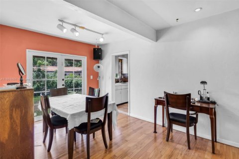 House in Coral Gables, Florida 2 bedrooms, 81.2 sq.m. № 1858676 - photo 7