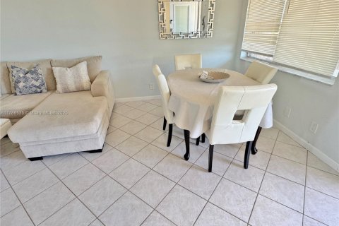 Copropriété à vendre à Hallandale Beach, Floride: 2 chambres, 78.78 m2 № 1641750 - photo 8