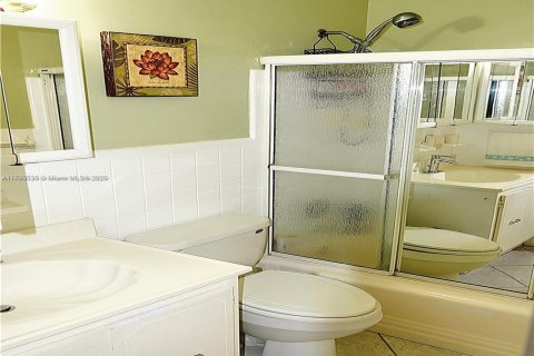 Copropriété à vendre à Hallandale Beach, Floride: 2 chambres, 78.78 m2 № 1641750 - photo 11