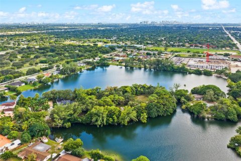 Terreno en venta en Miami, Florida № 1964206 - foto 12