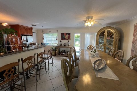 House in Deerfield Beach, Florida 4 bedrooms, 207.26 sq.m. № 1861813 - photo 10