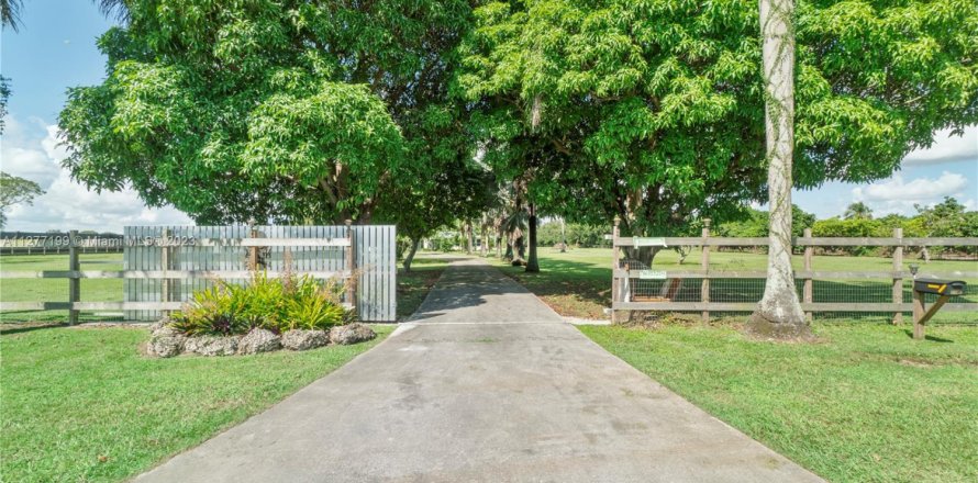 House in Homestead, Florida 3 bedrooms, 191.75 sq.m. № 1882096