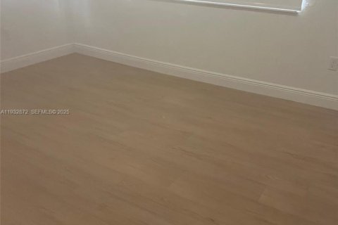 Снять в аренду виллу или дом в Норт-Майами, Флорида 3 спальни, № 1991771 - фото 7