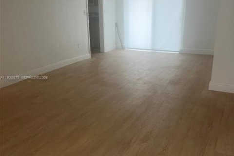 Снять в аренду виллу или дом в Норт-Майами, Флорида 3 спальни, № 1991771 - фото 2