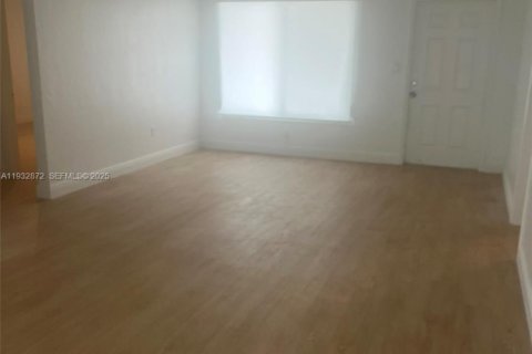 Снять в аренду виллу или дом в Норт-Майами, Флорида 3 спальни, № 1991771 - фото 5