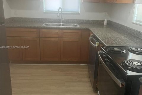 Снять в аренду виллу или дом в Норт-Майами, Флорида 3 спальни, № 1991771 - фото 3