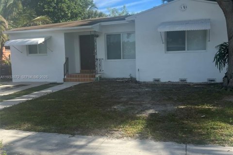 Снять в аренду виллу или дом в Норт-Майами, Флорида 3 спальни, № 1991771 - фото 1