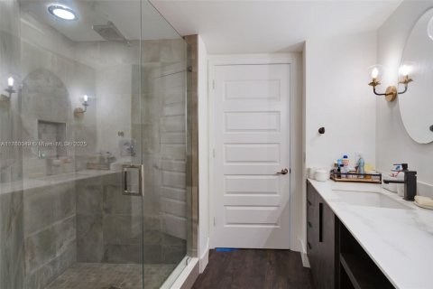 Condo in North Bay Village, Florida, 2 bedrooms  № 1505740 - photo 18