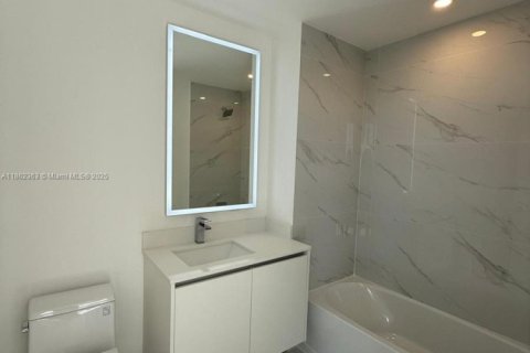 Condominio en alquiler en Miami, Florida, 4 dormitorios, 249.54 m2 № 1891031 - foto 30