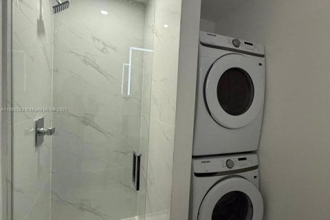 Condominio en alquiler en Miami, Florida, 4 dormitorios, 249.54 m2 № 1891031 - foto 18