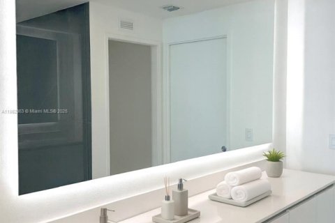 Condominio en alquiler en Miami, Florida, 4 dormitorios, 249.54 m2 № 1891031 - foto 17