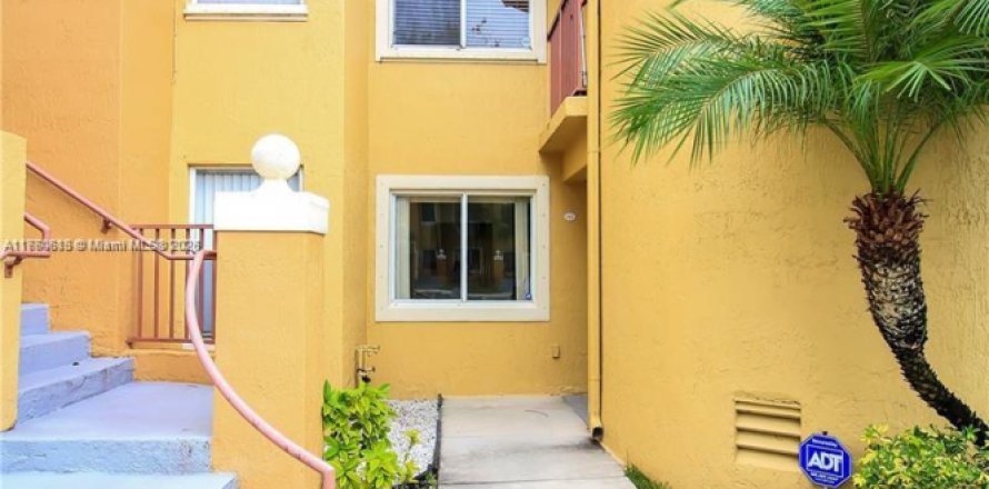 Condominio en Pembroke Pines, Florida, 2 dormitorios  № 1860635