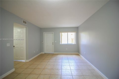 Condominio en venta en Pembroke Pines, Florida, 2 dormitorios, 90.12 m2 № 1860635 - foto 13