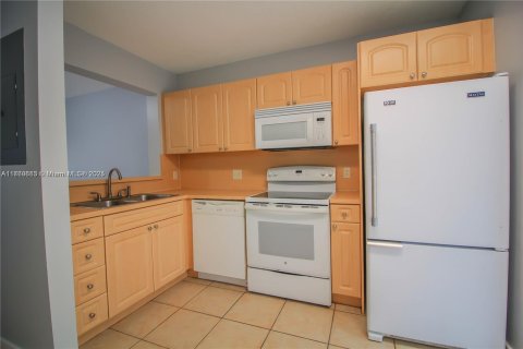 Condominio en venta en Pembroke Pines, Florida, 2 dormitorios, 90.12 m2 № 1860635 - foto 9
