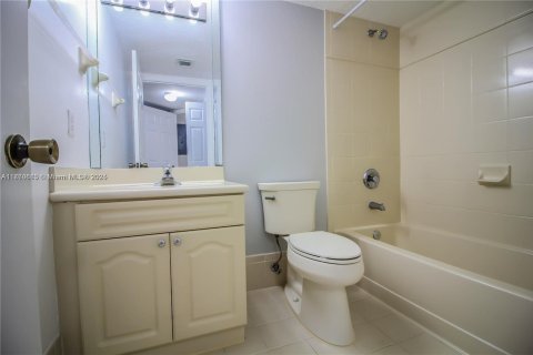 Condominio en venta en Pembroke Pines, Florida, 2 dormitorios, 90.12 m2 № 1860635 - foto 15