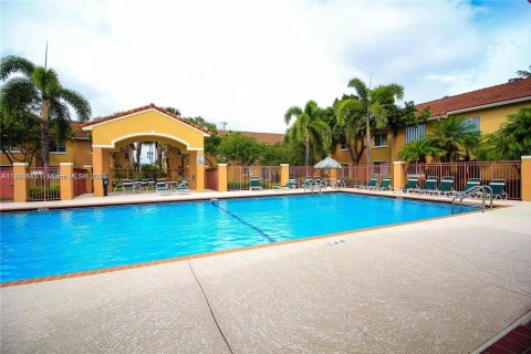Condominio en venta en Pembroke Pines, Florida, 2 dormitorios, 90.12 m2 № 1860635 - foto 17