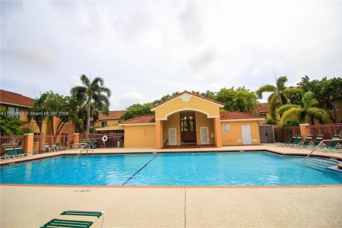 Condominio en venta en Pembroke Pines, Florida, 2 dormitorios, 90.12 m2 № 1860635 - foto 21