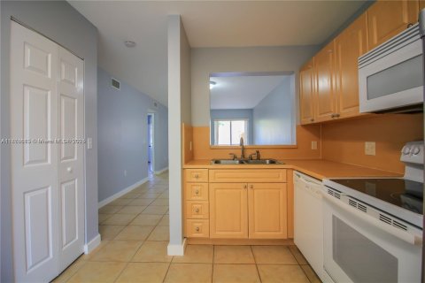 Condominio en venta en Pembroke Pines, Florida, 2 dormitorios, 90.12 m2 № 1860635 - foto 10